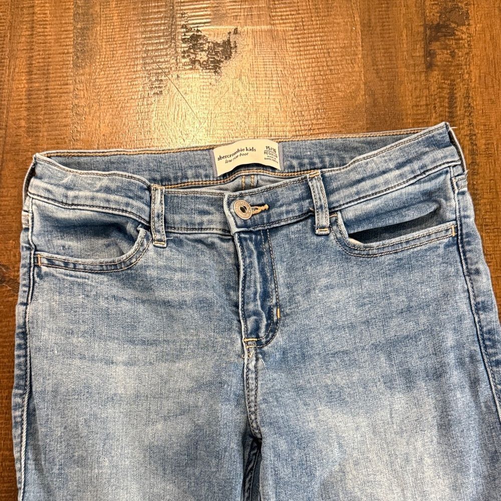 Abercrombie Kids Light Wash Low rise boot Jeans - Picture 5 of 9